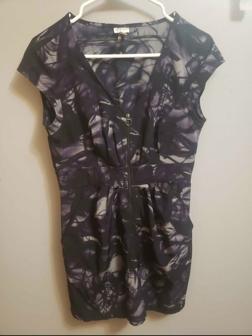 Dynamite Black & Gray Zip-Front Cap Sleeve Mini Dress